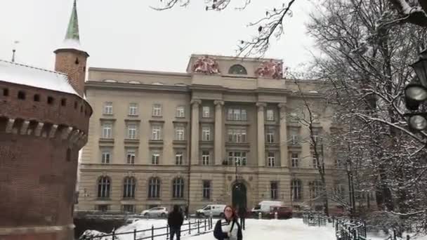 Kraków, Polska, 20 lutego 2017: Zamek jak budynek z ludźmi na śniegu — Wideo stockowe