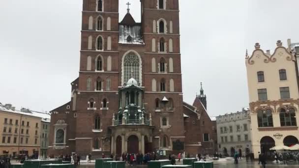 Krakow, Polen, Ett stort klocktorn som reser sig över en stad — Stockvideo