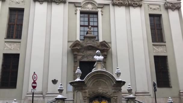 Краков, Польша, Часы со стороны здания — стоковое видео