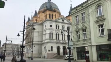 Lodz, Polonya, bir grup insan bir binanın önünde yürüyor.