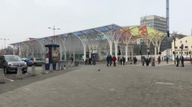 Lodz, Polonya, bir grup insan bir binanın önünde duruyor.