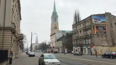 Lodz, Polonya, Şehir sokağına park edilmiş bir araba