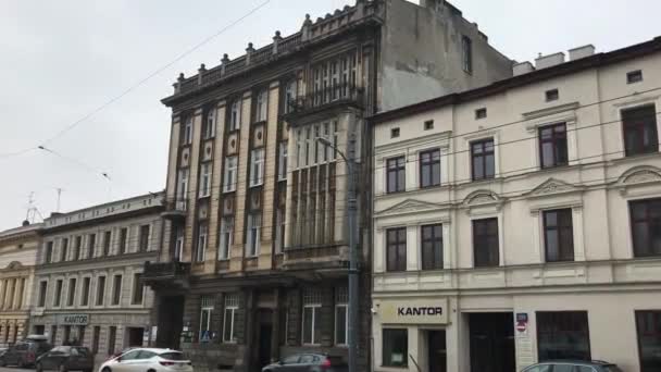 Lodz, Polônia, A close up of a street in front of a building — Vídeo de Stock