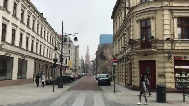 Лодз, Польща, люди ходять по міській вулиці — стокове відео