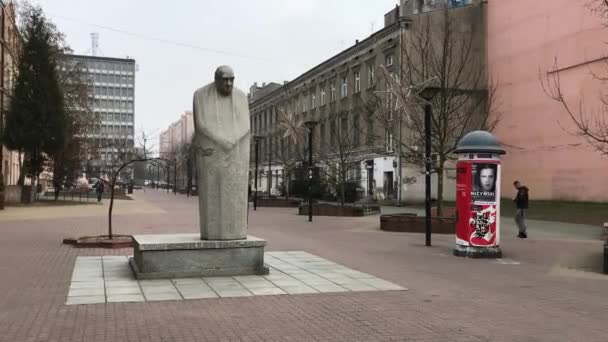 Lodz, Polônia, Uma pessoa de pé em frente a um prédio — Vídeo de Stock