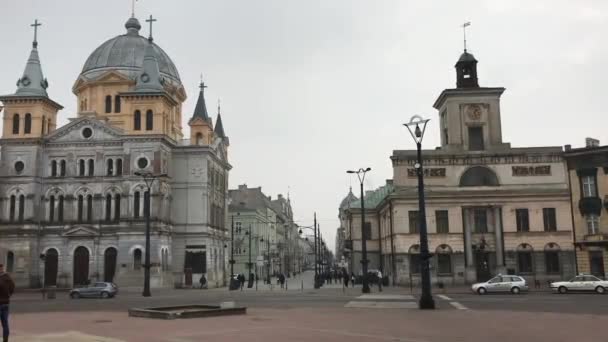 Lodz, Polônia, Um grupo de pessoas em frente a um prédio — Vídeo de Stock