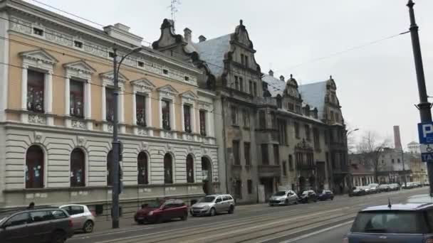 Lodz, Polônia, Um carro estacionado em uma rua da cidade — Vídeo de Stock