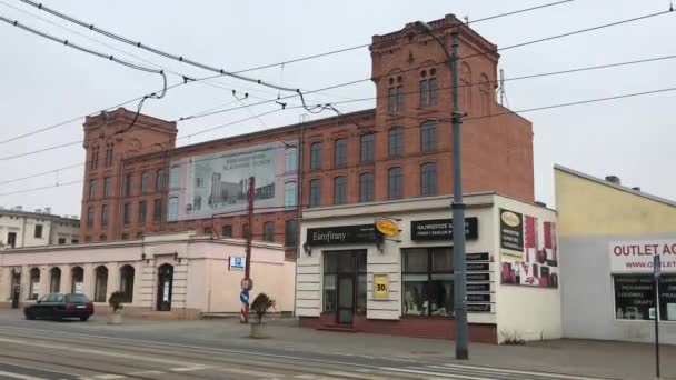 Lodz, Polônia, Uma rua da cidade em frente a um edifício — Vídeo de Stock