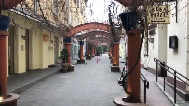 Lodz, Pologne, Une personne debout devant un bâtiment — Video