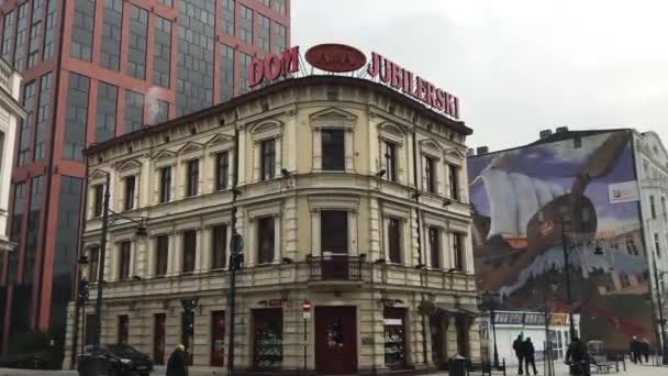 Lodz, Polonia, Una calle de la ciudad frente a un edificio — Vídeo de stock