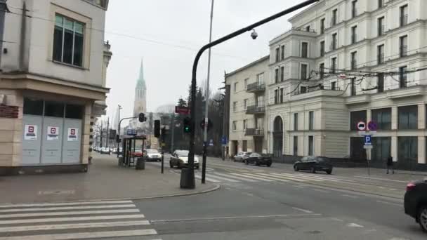 Lodz, Polen, En närbild av en upptagen stadsgata — Stockvideo