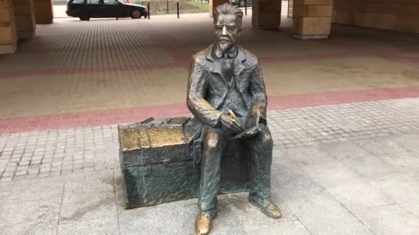 Lodz, Polonia, Una estatua frente a un edificio — Vídeo de stock