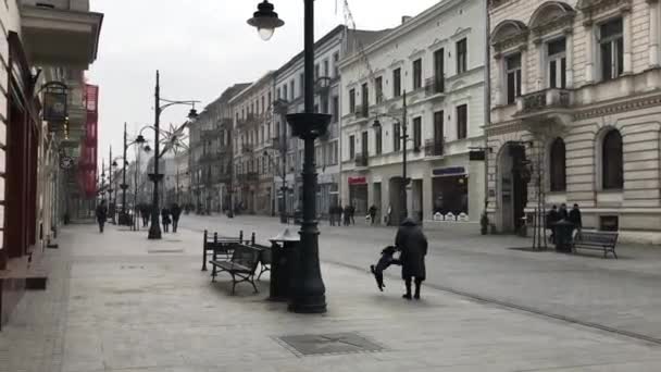 Lodz, Polônia, Um grupo de pessoas andando em uma rua da cidade — Vídeo de Stock