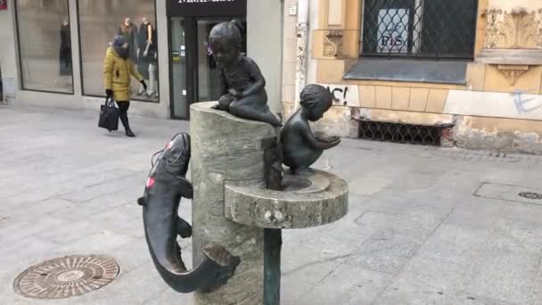 Lodz, Polen, Statue einer Person — Stockvideo