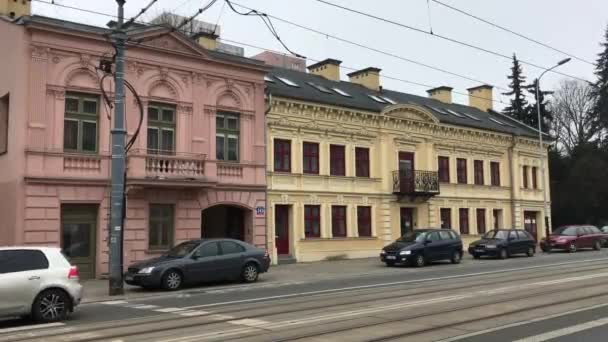 Lodz, Polónia, Um carro estacionado ao lado de um edifício — Vídeo de Stock