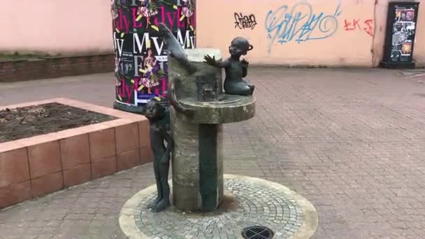 Lodz, Polonia, Una estatua frente a un edificio de ladrillo — Vídeos de Stock