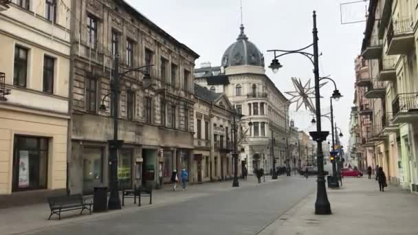 Lodz, Polonia, Un grupo de personas caminando por una calle de la ciudad — Vídeos de Stock