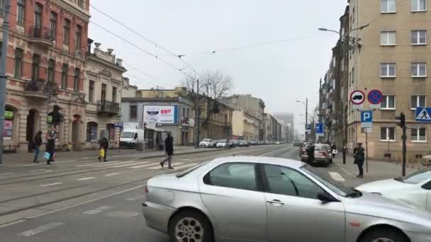 Lodz, Polônia, Um carro descendo uma movimentada rua da cidade — Vídeo de Stock