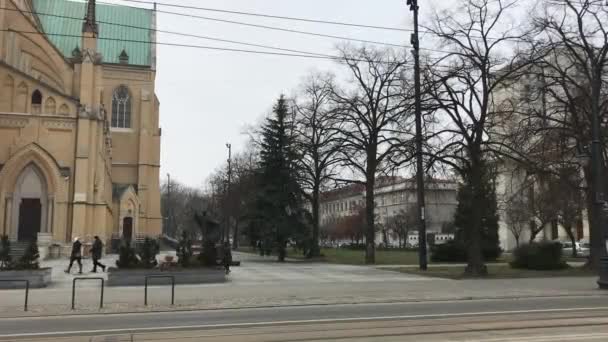 Lodz, Polônia, Um edifício com um relógio ao lado de uma estrada — Vídeo de Stock