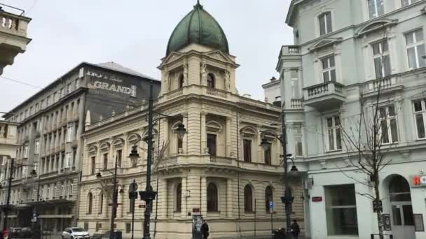 Lodz, Polônia, Uma estátua em frente a um prédio — Vídeo de Stock