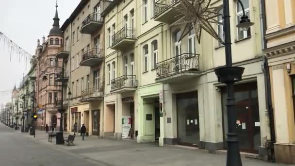 Lodz, Polen, Eine Straße vor einem Gebäude — Stockvideo