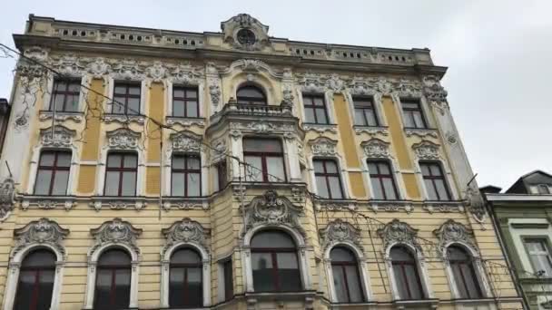 Lodz, Polonia, Un gran edificio de piedra con un reloj — Vídeos de Stock