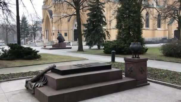 Lodz, Polônia, Uma grande estátua de pedra em um parque — Vídeo de Stock