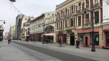 Lodz, Polonya, bir grup insan şehir caddesinde yürüyor.