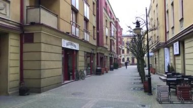 Lodz, Polonya, sokağın kenarında dükkânı olan bir bina.