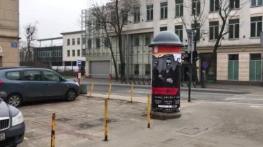 Lodz, Polonya, Şehir sokağına park edilmiş bir araba