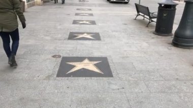 Lodz, Polonya, kaldırımda bir grup insan
