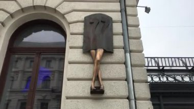 Lodz, Polonya, Bir binanın önündeki heykel