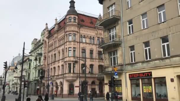 Lodz, Polonia, Un grupo de personas caminando frente a un edificio — Vídeo de stock