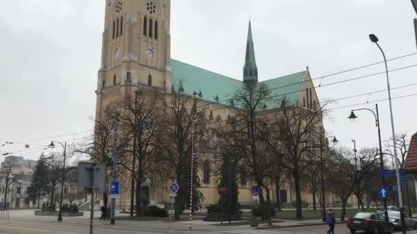 Lodz, Polônia, Uma grande torre de relógio elevando-se sobre uma cidade — Vídeo de Stock