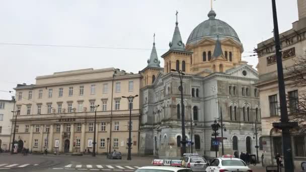 Lodz, Polônia, Um close de uma movimentada rua da cidade em frente a um prédio — Vídeo de Stock