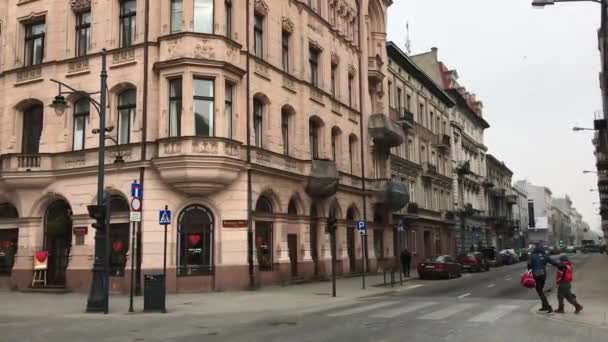 在波兰的Lodz，一群人走在一条城市街道上 — 图库视频影像