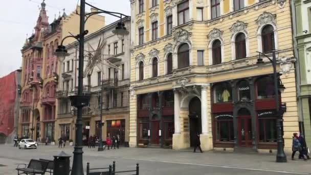 Lodz, Polônia, Um grande edifício antigo com muitas janelas — Vídeo de Stock