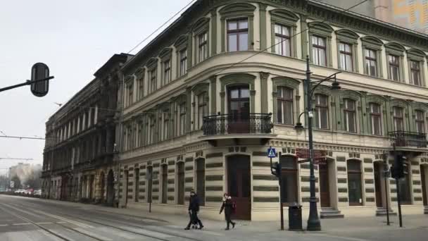 Lodz, Polonya, bir grup insan şehir caddesinde yürüyor. — Stok video