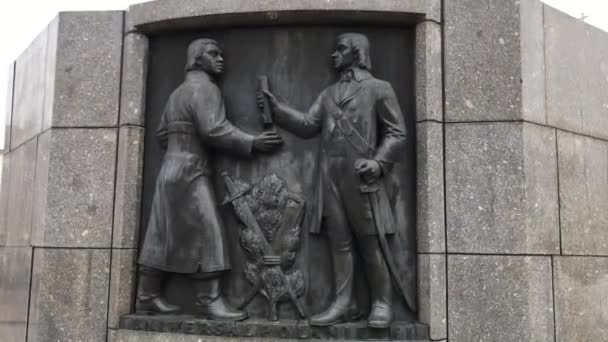 Łódź, Polska, Osoba stojąca przed murowanym budynkiem — Wideo stockowe