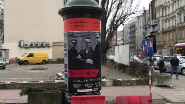 Lodz, Polonia, Un cartel en una calle de la ciudad — Vídeos de Stock