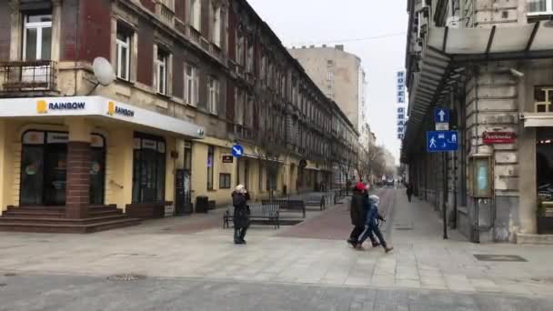 在波兰的Lodz，一群人走在一条城市街道上 — 图库视频影像