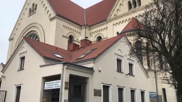 Łódź, Polska, Kościół z zegarem na ścianie budynku — Wideo stockowe