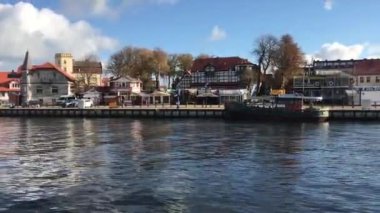 Ustka, Polonya, Büyük bir su kütlesi içinde küçük bir tekne
