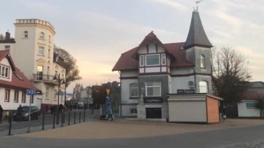 Ustka, Polonya, bir binanın kenarına park edilmiş bir ev.