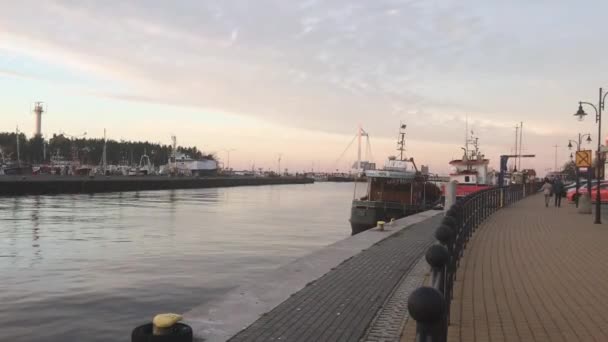 Устка, Польша, 2 ноября 2018 года: Человек, сидящий на пристани — стоковое видео
