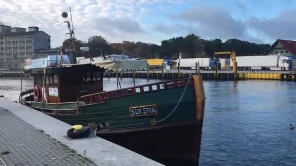 Ustka, Polen, En båt är dockad bredvid en vattensamling — Stockvideo