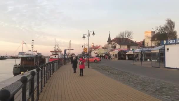 Ustka, Polonia, terraplén de la ciudad marítima — Vídeos de Stock