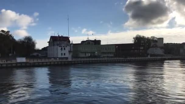 Ustka, Polonya, Bir su kütlesi üzerindeki köprü — Stok video