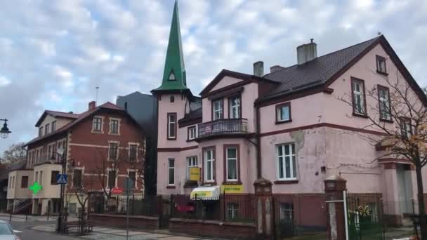 Ustka, Pologne, Une petite tour d'horloge devant une maison — Video