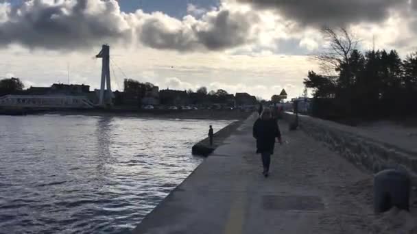 Ustka, Polonia, 2 de noviembre de 2018: Un puente sobre un cuerpo de agua — Vídeos de Stock